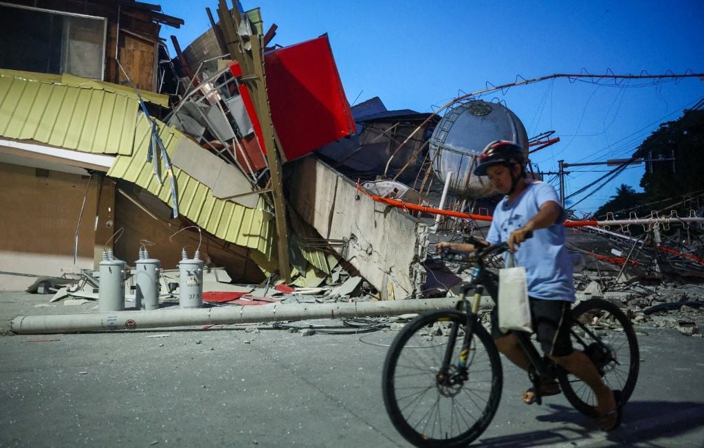 En imágenes. Un potente terremoto arrasa y deja de luto el sur de Filipinas En imágenes. Un potente terremoto arrasa y deja de luto el sur de Filipinas